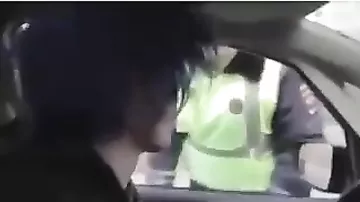 Sürücü yol polisinə “tapança” çıxardı