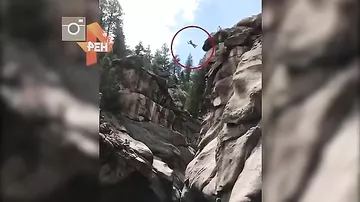Страшное падение девушки с 25-метровой скалы в Колорадо сняли на камеры
