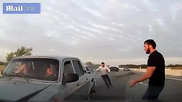 Очевидцы сняли душераздирающее видео, как старик спасает людей из горящей машины