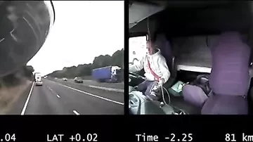 Водитель грузовика перебирает музыку на своем телефоне и убивает людей