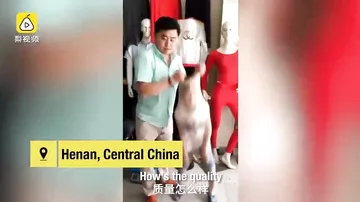 Китайский бизнесмен запихнул сына в колготки ради рекламы своего товара