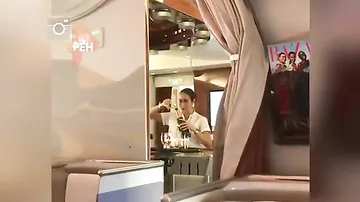 Пассажир заснял стюардессу, переливавшую недопитое шампанское обратно в бутылку