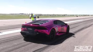 Блондинка на розовом Lamborghini побила рекорд скорости
