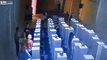 Девушка разбила драгоценные экспонаты, пытаясь сделать селфи в музее