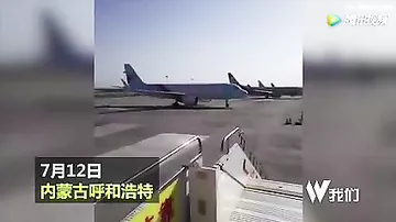 Сотрудник китайского аэропорта остановил самолёт, который катился без пилота