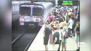 В Риме женщину зажало в поезде метро и протащило по станции
