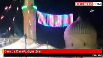 Məscidin minarəsində rəqqasə qızların reklamı
