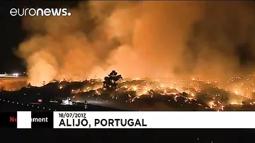 Пожарные борются для контроля лесных пожаров в Португалии