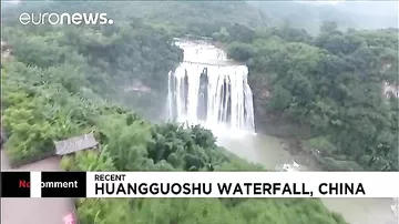 Туристы стекаются к водопадам Китая, спасаясь от жары