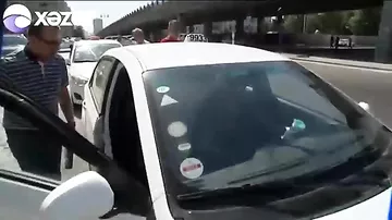 Sükan arxasında sifariş SMS-i qəbul edən taksi sürücüləri - onları cərimə gözləyir