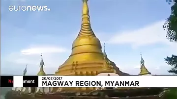 Буддийская пагода впадает в река в Мьянме
