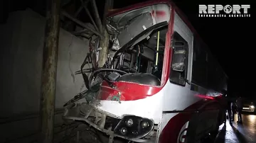 Bakıda marşrut avtobusu qəzaya uğrayıb