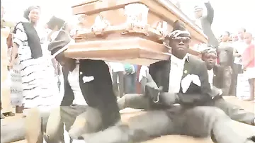 Веселые похороны: Сеть взорвали африканские танцы с гробами