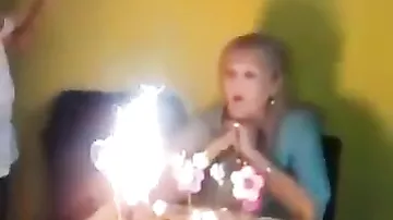 Пытаясь сделать сюрприз на день рождение бабушки, спалили ей голову