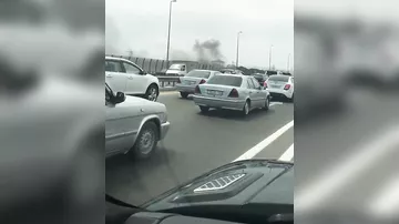 В Баку на аэропортовской трассе горит автомобиль