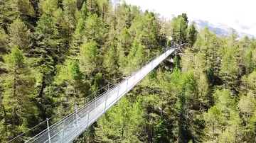 В Швейцарии открыли самый длинный в мире пешеходный висячий мост
