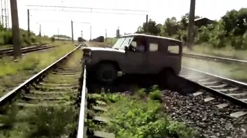 Водитель УАЗа не успел перескочить рельсы до прибытия поезда
