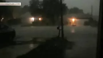 Момент страшного удара молнии в жилой дом сняли на камеры