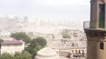 Баку окутала густая пыль
