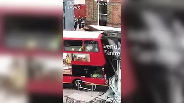 В Лондоне двухэтажный автобус врезался в магазин