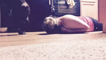 Девушка обучила собаку оказывать первую помощь при приступе эпилепсии