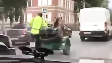 Интересный случай в России – Посреди города огромный медведь на мотоцикле