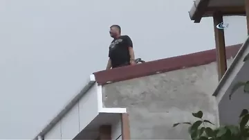 В Стамбуле мужчина открыл стрельбу с крыши