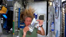 Астронавт NASA показала, как помыть голову в невесомости