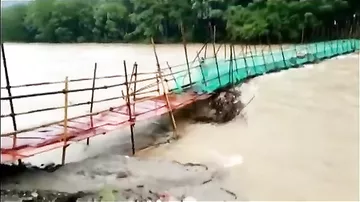 Женщина успела пробежать по мосту за секунды до его падения