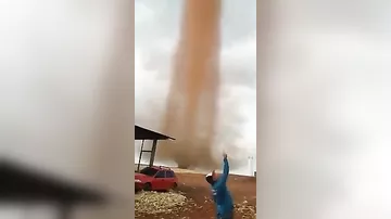 Бразильские фермеры сняли на видео разбушевавшийся торнадо