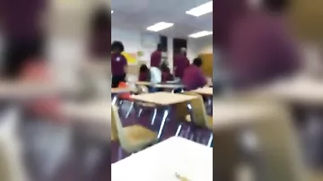 16-летний школьник одним ударом вырубил учителя на глазах у всего класса