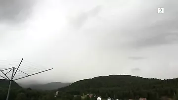 Житель Норвегии запечатлел на видео удар молнии, уничтоживший его задний двор