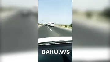 Sürücü mikroavtobusla magistral yolda təhlükəli manevr etdi