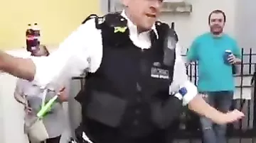Танец сотрудника полиции впечатлил жителей Лондона