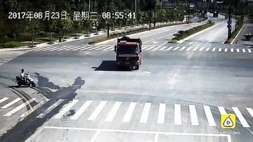 Водитель скутера влетел под грузовик прямо напротив камеры видеонаблюдения