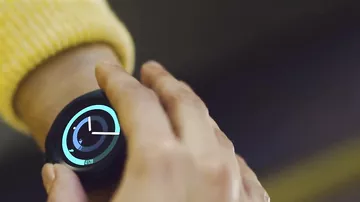 Samsung показала круглые фитнес-часы и беспроводные наушники