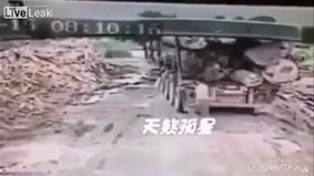 Бревно упало с грузовика на человека