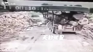 Бревно упало с грузовика на человека