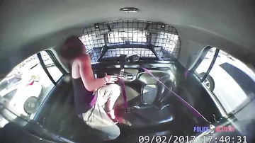 Женщина в США освободилась от наручников и угнала полицейский джип