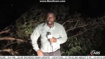 Журналист поборолся с ураганом в прямом эфире