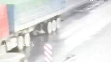 Мотоциклист невероятным образом въехал под грузовик