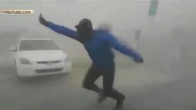 С «Ирмой» один на один: мужчина измеряет скорость урагана