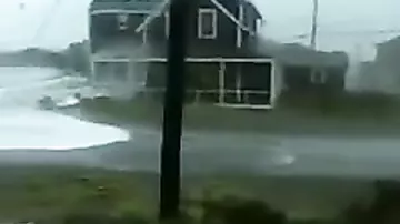 Отмороженный серфер покоряет волну во время урагана Ирма