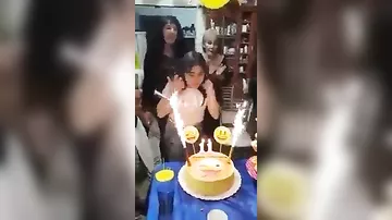 Дети случайно подожгли 11-летнюю именинницу, пока она задувала свечи