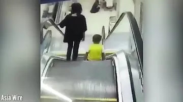 В Китае эскалатор едва не засосал ребенка