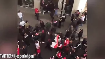 Видео жестокой драки между футбольными фанатами в Лондоне