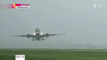 Рискованная посадка в аэропорту Амстердама, на который обрушился штормовой ветер