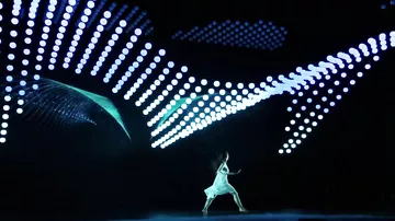 Невероятный танец девушки с 640 светодиодными сферами