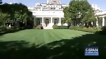 Трамп исполнил мечту ребенка, разрешив покосить траву у Белого дома
