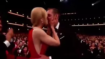 На вручении премии "Эмми" Николь Кидман поцеловала коллегу на глазах у мужа